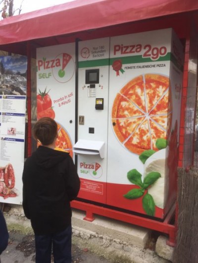 Pizza vending machine