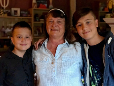Max, Mom, Leo